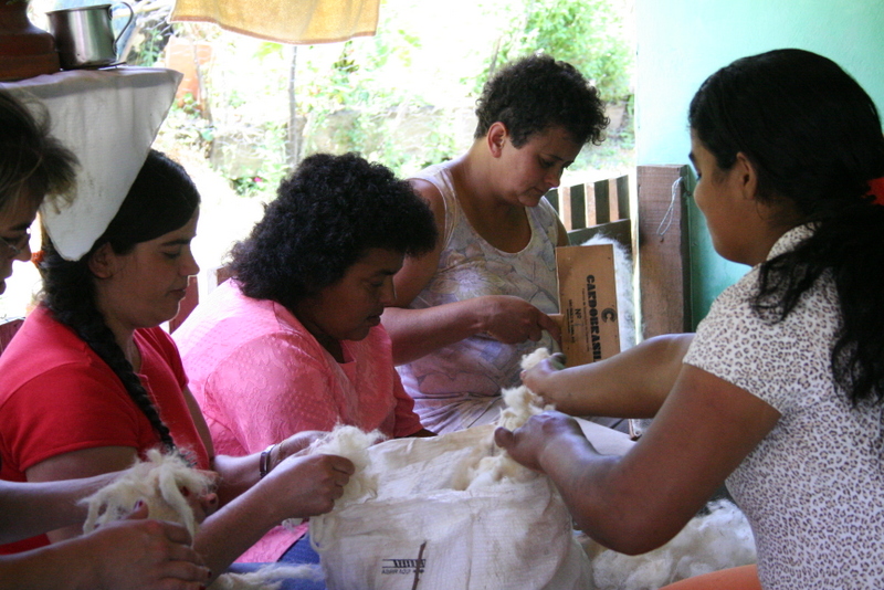 a classificação e separação da lã é feita totalmente à mão.