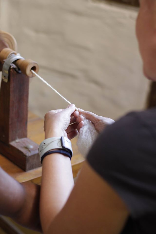 Fiação utilizando-se uma roca / Spinning using a spindle