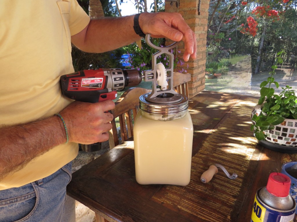 A Moto-Batedeira de manteiga / Our "mechanical" butter churner